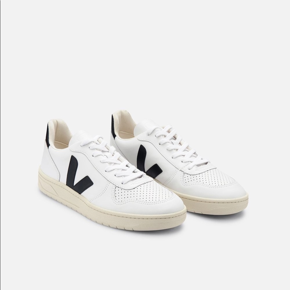 Veja V-10 in Extra White/Black